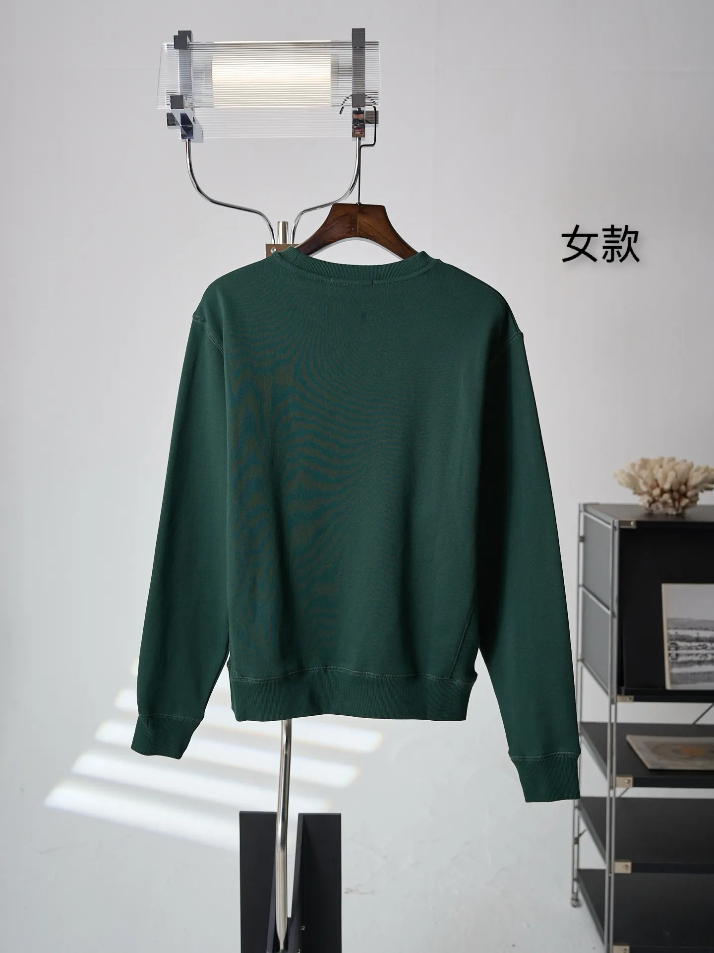 [Real auction] Acne Studios embroidered logo sweatshirt (women's style) [In Stock] S M L custom-dyed cloud-like brushed fleece cotton, smooth drape, soft and skin-friendly. Wearing a dark forest green as the base, the soft cloth texture is rich in layers, and the low-saturated green tone reveals a quiet and luxurious literary and artistic atmosphere. The iconic Acne Studios embroidered logo is embellished on the chest, simple yet recognizable. The neckline is designed with a Classic triangular panel structure and a high level of detail. The soft and slightly loose off-the-shoulder silhouette is just right to accommodate the lines of the shoulders and back. The moderate length is matched with a cuffed ribbed hem to freely modify the body shape. The ingenuity is hidden in the simple body, allowing a sense of relaxation throughout daily life. 1. Imported machine embroidery uses advanced computer control systems and precision mechanical components to precisely create the iconic Acne Studios logo embroidery, with smooth and delicate lines and a full sense of sophistication. 2. Enzyme washing treatment: The fabrics have been fermented and washed to give them a better feel and texture. They are not easy to deform, shrink or fade. They maintain long-term beauty and have a loose fit.
